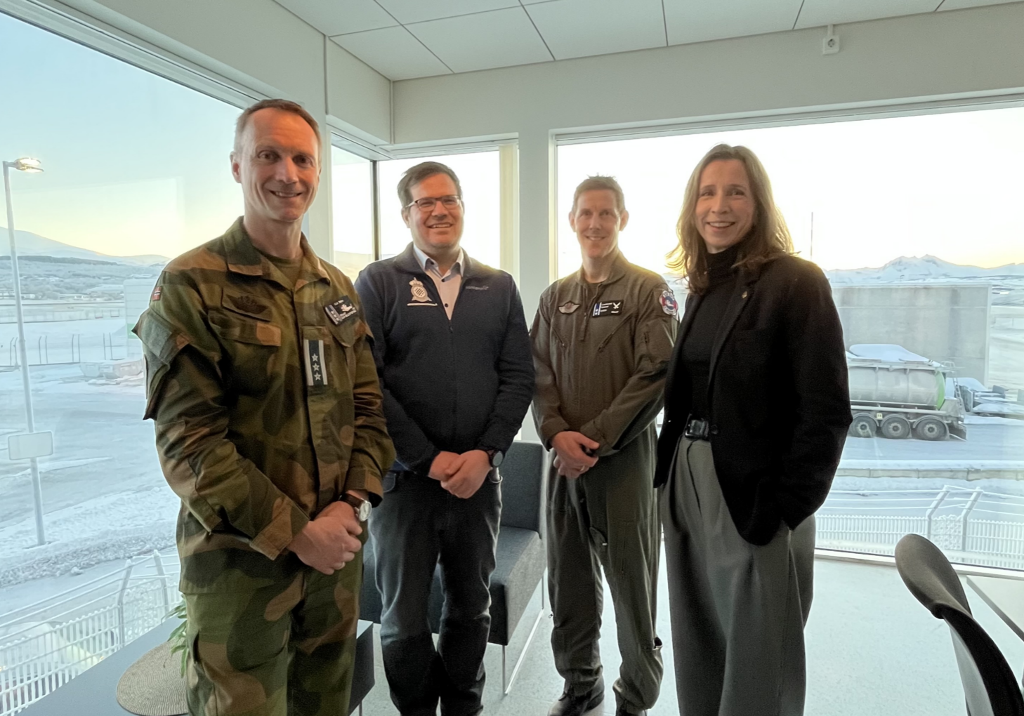 Fire personer står oppstilt ved siden av hverandre.