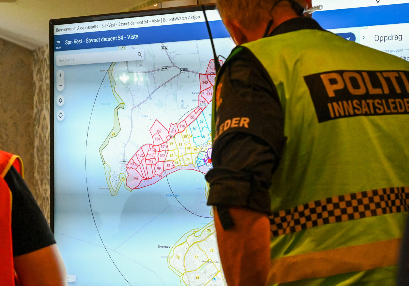 FAKS-øvelse Viste juni 2024-317 En politimann ser på en storkjerm med kart på.