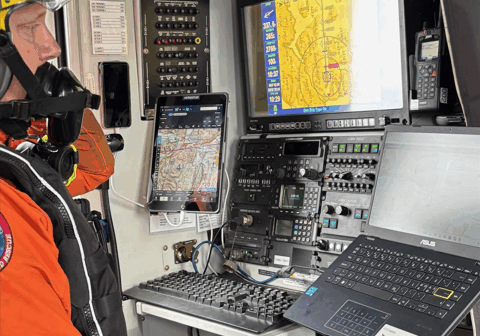 CHC SO Mann i helikopter ser på dataskjerm
