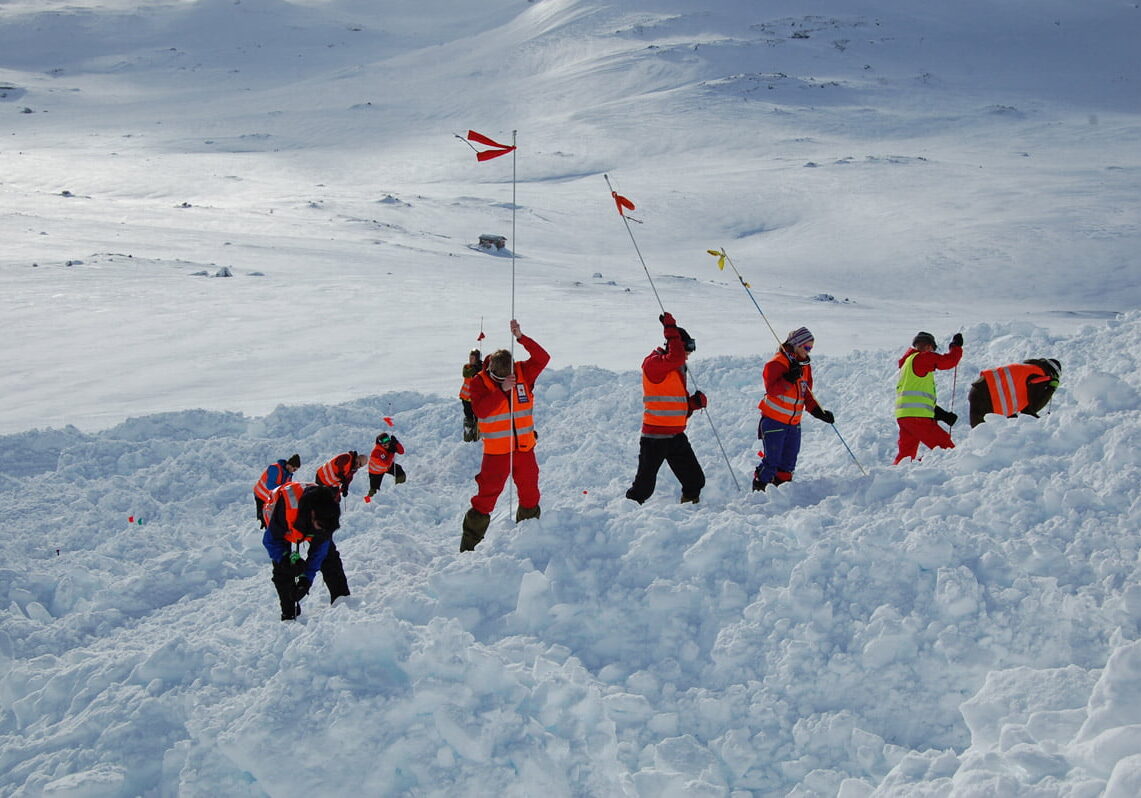 redningsmannskap arbeider ved et snøskred.