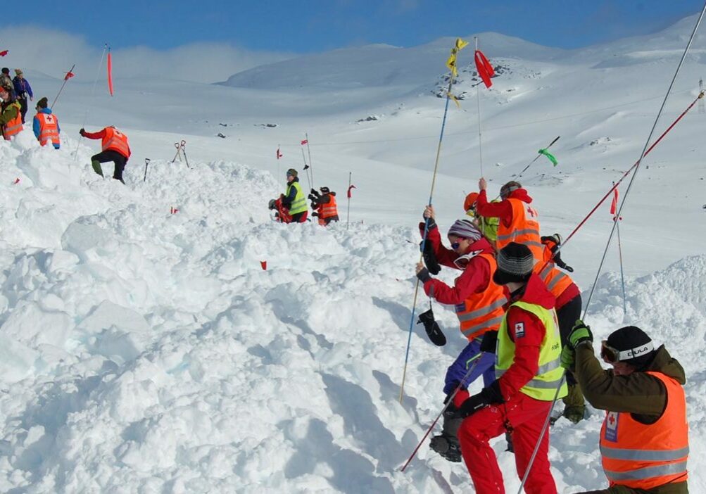 snoskred Redningsmannskap arbeider ved et snøskred.